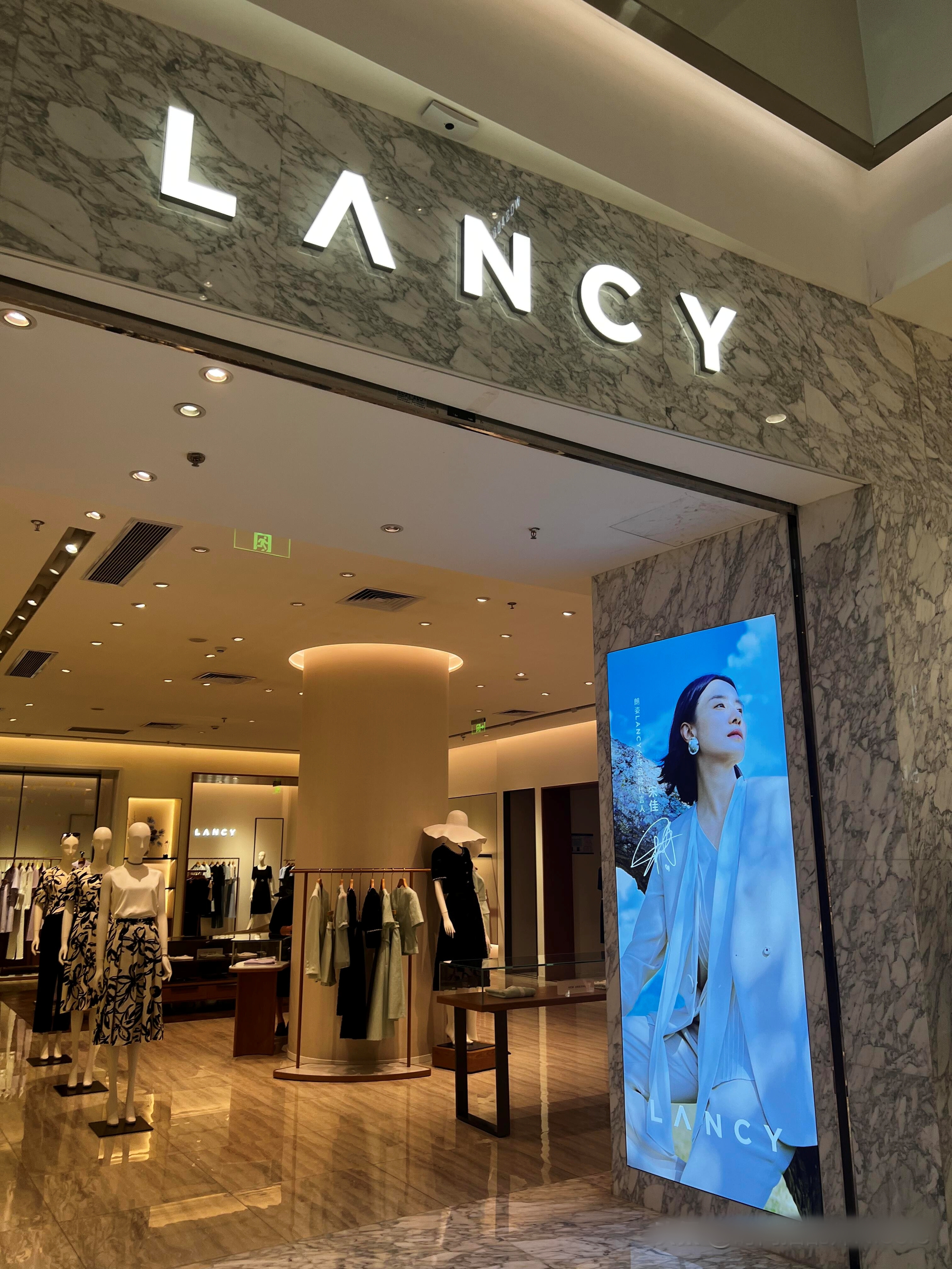 4 thương hiệu thời trang nội địa không thua Chanel, Louis Vuitton mà còn có tính kinh tế cao - Ảnh 15. 4 thương hiệu thời trang nội địa không thua Chanel, Louis Vuitton mà còn có tính kinh tế cao - Ảnh 15.