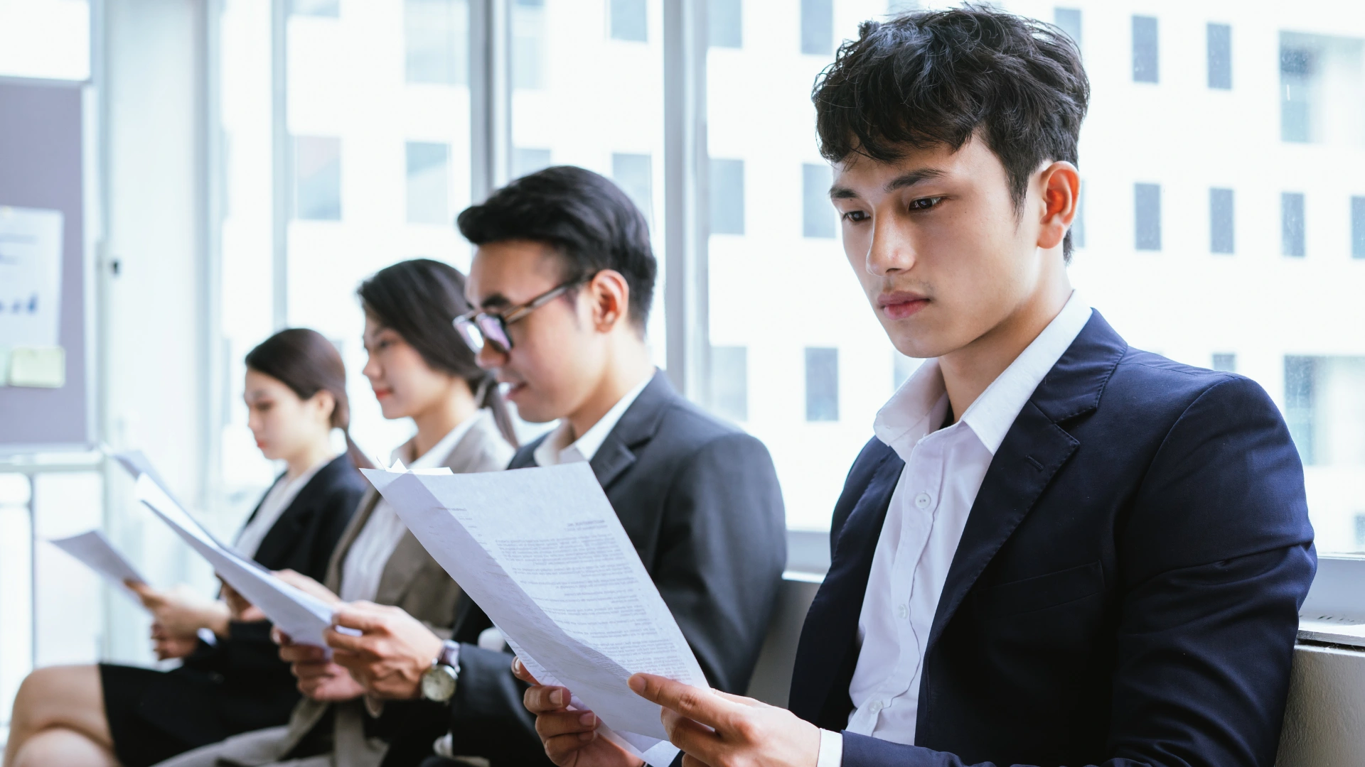 Đàn anh cảnh báo: 5 &quot;cú tát&quot; đầu đời khiến sinh viên mới ra trường &quot;vỡ mộng&quot; - Ảnh 1.