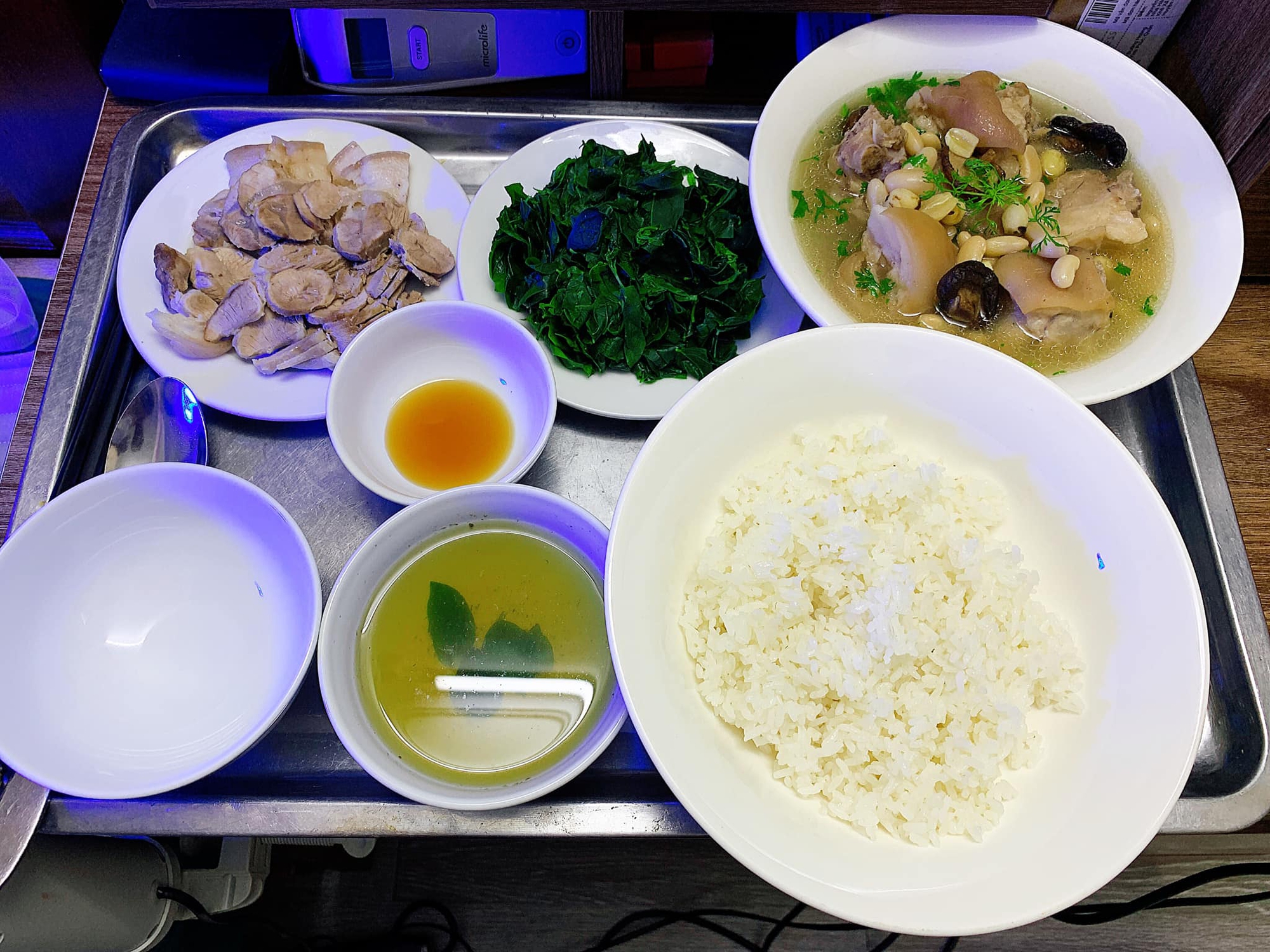 Ông bố 25 tuổi nấu cơm cữ cho vợ: "Anh không giỏi nhiều việc nhưng anh sẽ cố gắng làm tốt điều anh giỏi nhất!" - Ảnh 7. Ông bố 25 tuổi nấu cơm cữ cho vợ: "Anh không giỏi nhiều việc nhưng anh sẽ cố gắng làm tốt điều anh giỏi nhất!" - Ảnh 7.
