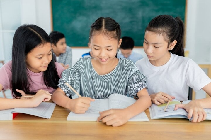 Bất chấp lệnh cấm, nhiều phụ huynh cho con học thêm chạy đua vào lớp 6 - Ảnh 2. Bất chấp lệnh cấm, nhiều phụ huynh cho con học thêm chạy đua vào lớp 6 - Ảnh 2.