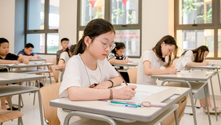 Bất chấp lệnh cấm, nhiều phụ huynh cho con học thêm chạy đua vào lớp 6 - Ảnh 1. Bất chấp lệnh cấm, nhiều phụ huynh cho con học thêm chạy đua vào lớp 6 - Ảnh 1.