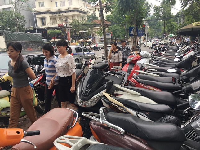 CSGT điều tiết xe người dân vào 7 bãi đỗ quanh khu vực Lăng Bác - Ảnh 1. CSGT điều tiết xe người dân vào 7 bãi đỗ quanh khu vực Lăng Bác - Ảnh 1.