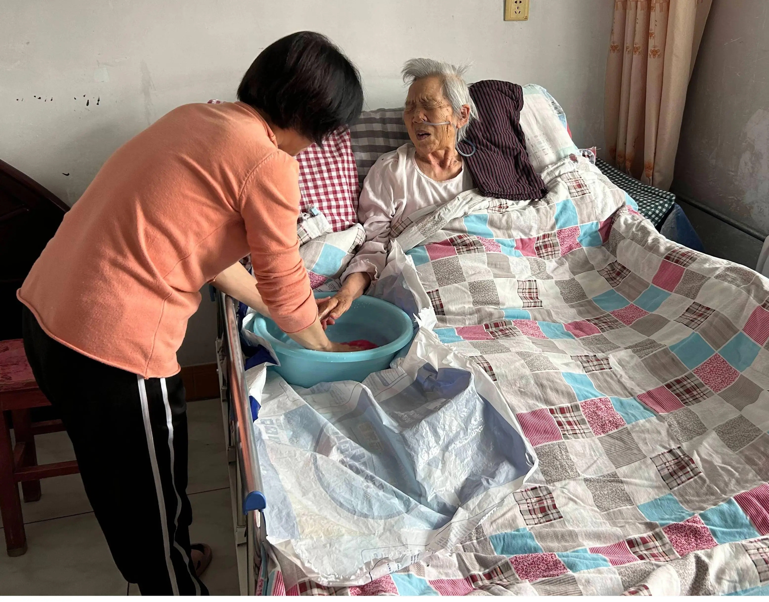 Đi làm giúp việc nhưng muốn đón cả mẹ già lên ở cùng, cô chủ liền ra tay xử lý khiến tôi rơi nước mắt - Ảnh 1.