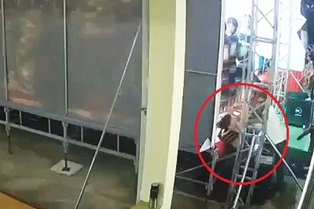 Nam sinh bị điện giật tử vong khi diễn văn nghệ ở trường - Ảnh 1. Nam sinh bị điện giật tử vong khi diễn văn nghệ ở trường - Ảnh 1.