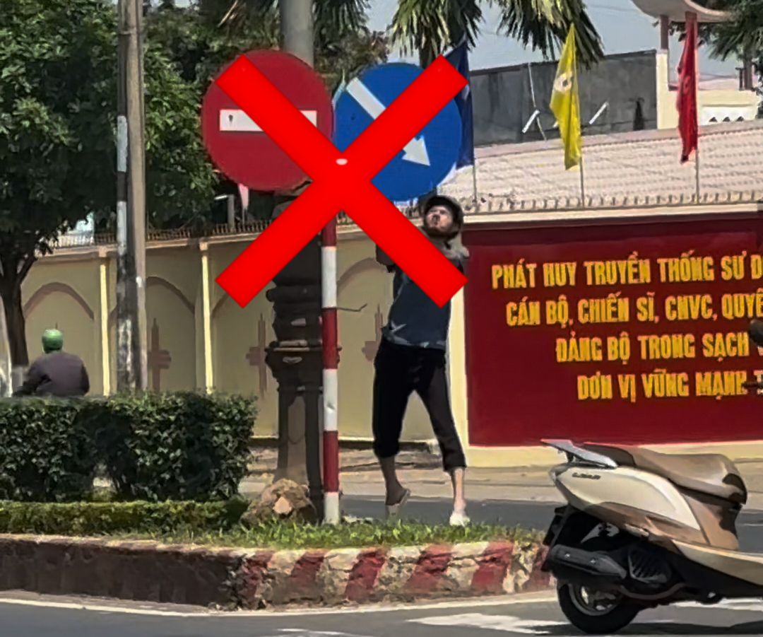 CLIP: "Khó chịu trong người", mang búa ra đường đập biển báo giao thông- Ảnh 1. CLIP: "Khó chịu trong người", mang búa ra đường đập biển báo giao thông- Ảnh 1.