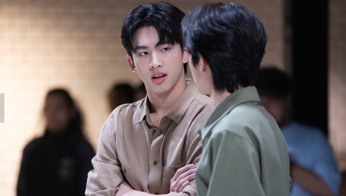 Anh cả đòi ở lại cúng cơm cho bố mỗi ngày, sự hiếu thảo đột ngột của anh làm tôi sinh nghi nên đã lắp camera giấu kín quanh nhà - Ảnh 1.