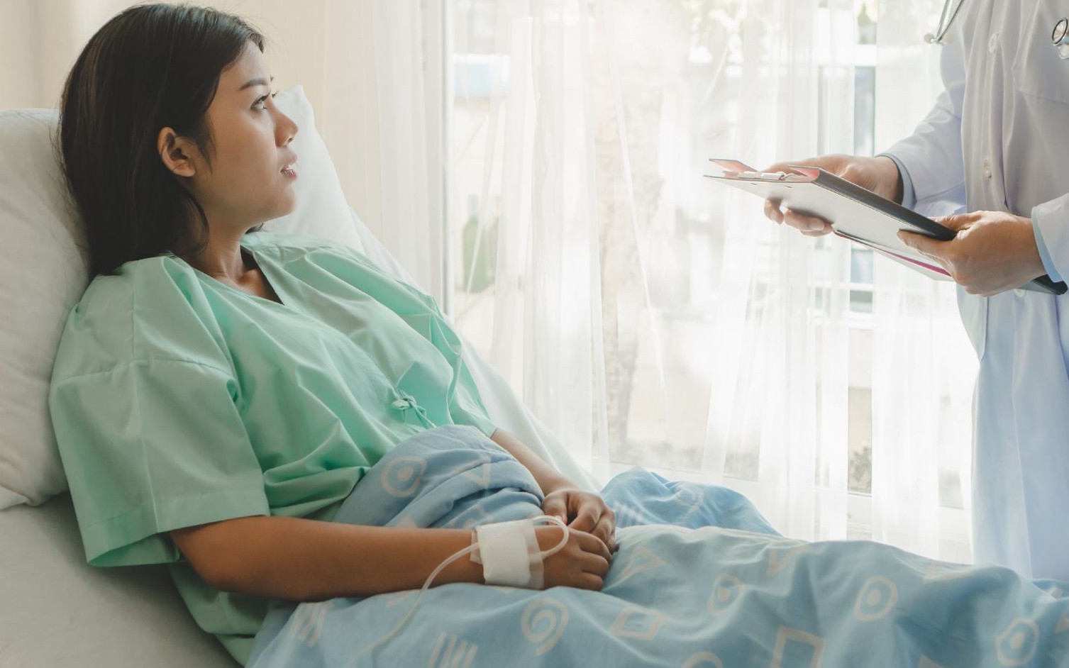 Lao động nữ nghỉ việc để dưỡng thai theo chỉ định của bác sĩ có bị cho thôi việc? Chế độ thai sản ra sao?