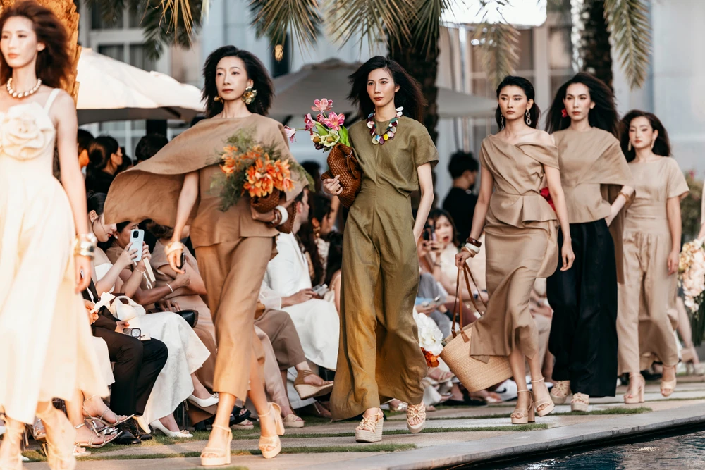 Hoa hậu H’Hen Niê, Khánh Vân rực rỡ trong show thời trang Đỗ Mạnh Cường - Ảnh 3. Hoa hậu H’Hen Niê, Khánh Vân rực rỡ trong show thời trang Đỗ Mạnh Cường - Ảnh 3.