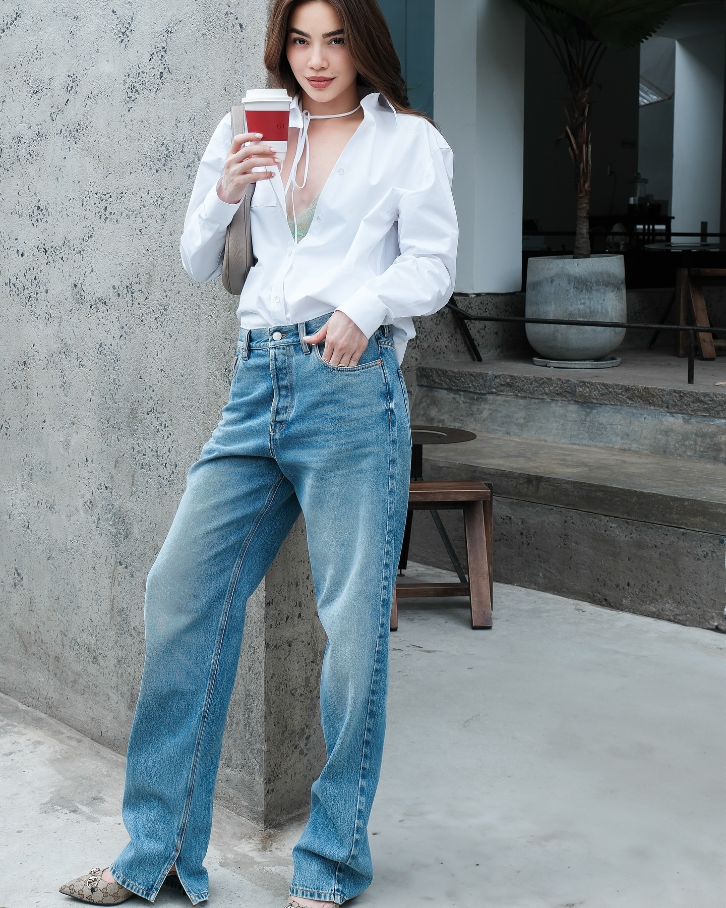 Công thức không bao giờ lỗi mốt, giúp phụ nữ 40+ nhân đôi sự trẻ trung chính là áo trắng và quần jeans - Ảnh 4. Công thức không bao giờ lỗi mốt, giúp phụ nữ 40+ nhân đôi sự trẻ trung chính là áo trắng và quần jeans - Ảnh 4.