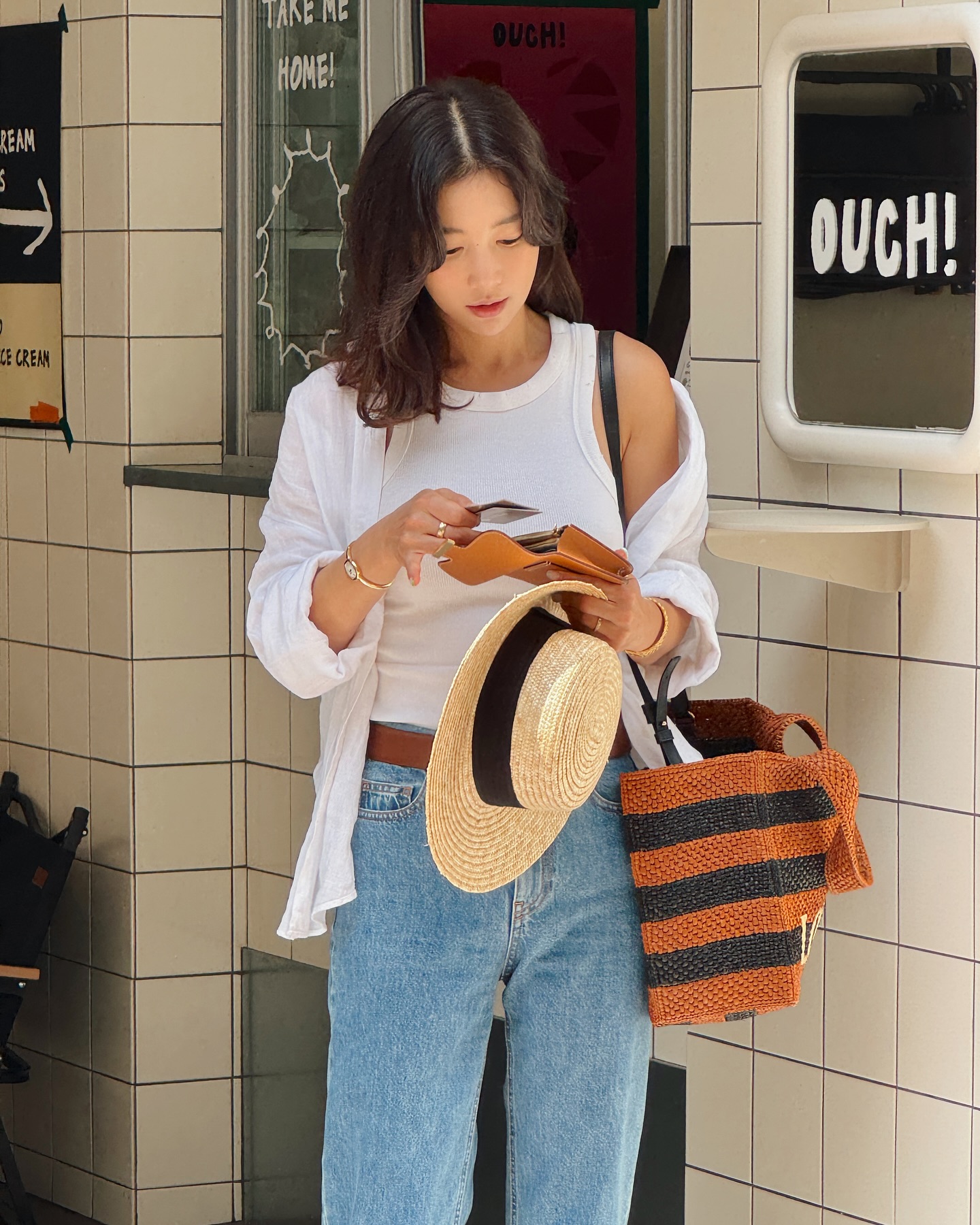 Công thức không bao giờ lỗi mốt, giúp phụ nữ 40+ nhân đôi sự trẻ trung chính là áo trắng và quần jeans - Ảnh 3. Công thức không bao giờ lỗi mốt, giúp phụ nữ 40+ nhân đôi sự trẻ trung chính là áo trắng và quần jeans - Ảnh 3.