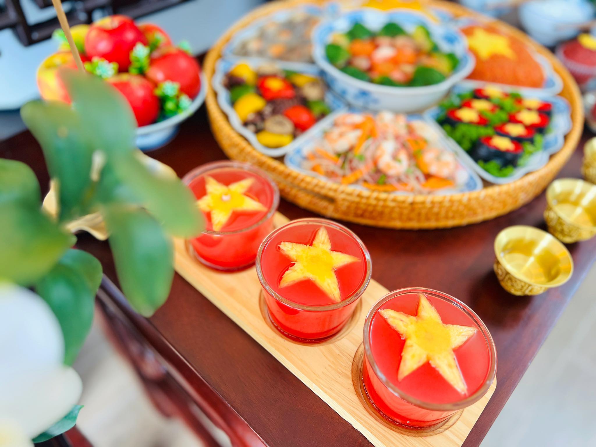 Chiêm ngưỡng mâm cơm "màu cờ sắc áo" của mẹ đảm Hà Nội mừng 50 năm thống nhất gói trọn cả tình yêu đất nước - Ảnh 4. Chiêm ngưỡng mâm cơm "màu cờ sắc áo" của mẹ đảm Hà Nội mừng 50 năm thống nhất gói trọn cả tình yêu đất nước - Ảnh 4.