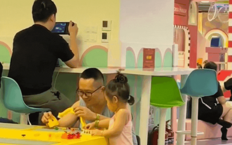 Hai khung cảnh trái ngược tại khu vui chơi trong TTTM ngày lễ: Ranh giới giữa bận rộn và vô tâm mong manh lắm! - Ảnh 2. Hai khung cảnh trái ngược tại khu vui chơi trong TTTM ngày lễ: Ranh giới giữa bận rộn và vô tâm mong manh lắm! - Ảnh 2.
