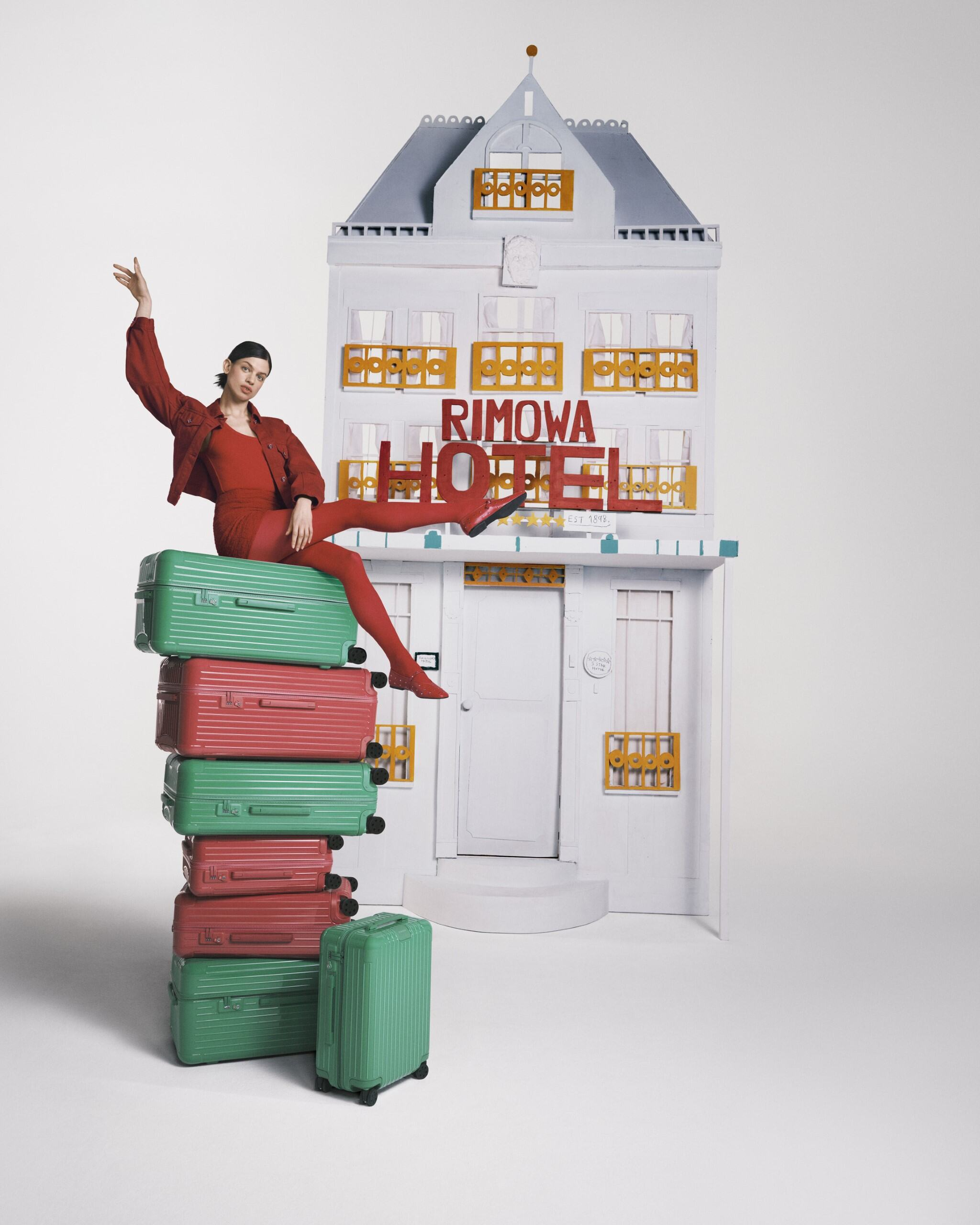 Rimowa giới thiệu các tông màu theo mùa mới nhất, đánh thức cảm hứng cho những chuyến phiêu lưu mùa hè- Ảnh 2. Rimowa giới thiệu các tông màu theo mùa mới nhất, đánh thức cảm hứng cho những chuyến phiêu lưu mùa hè- Ảnh 2.