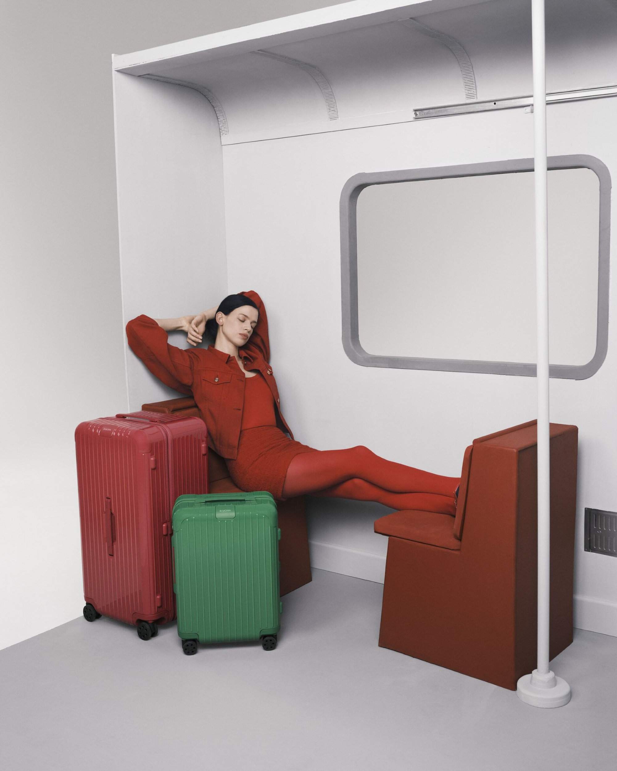 Rimowa giới thiệu các tông màu theo mùa mới nhất, đánh thức cảm hứng cho những chuyến phiêu lưu mùa hè- Ảnh 4. Rimowa giới thiệu các tông màu theo mùa mới nhất, đánh thức cảm hứng cho những chuyến phiêu lưu mùa hè- Ảnh 4.