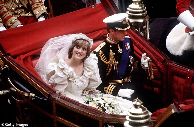 Vương phi Kate và mẹ chồng Diana: Hai nàng dâu Hoàng gia, hai sắc thái trái ngược trong ngày cưới- Ảnh 2.