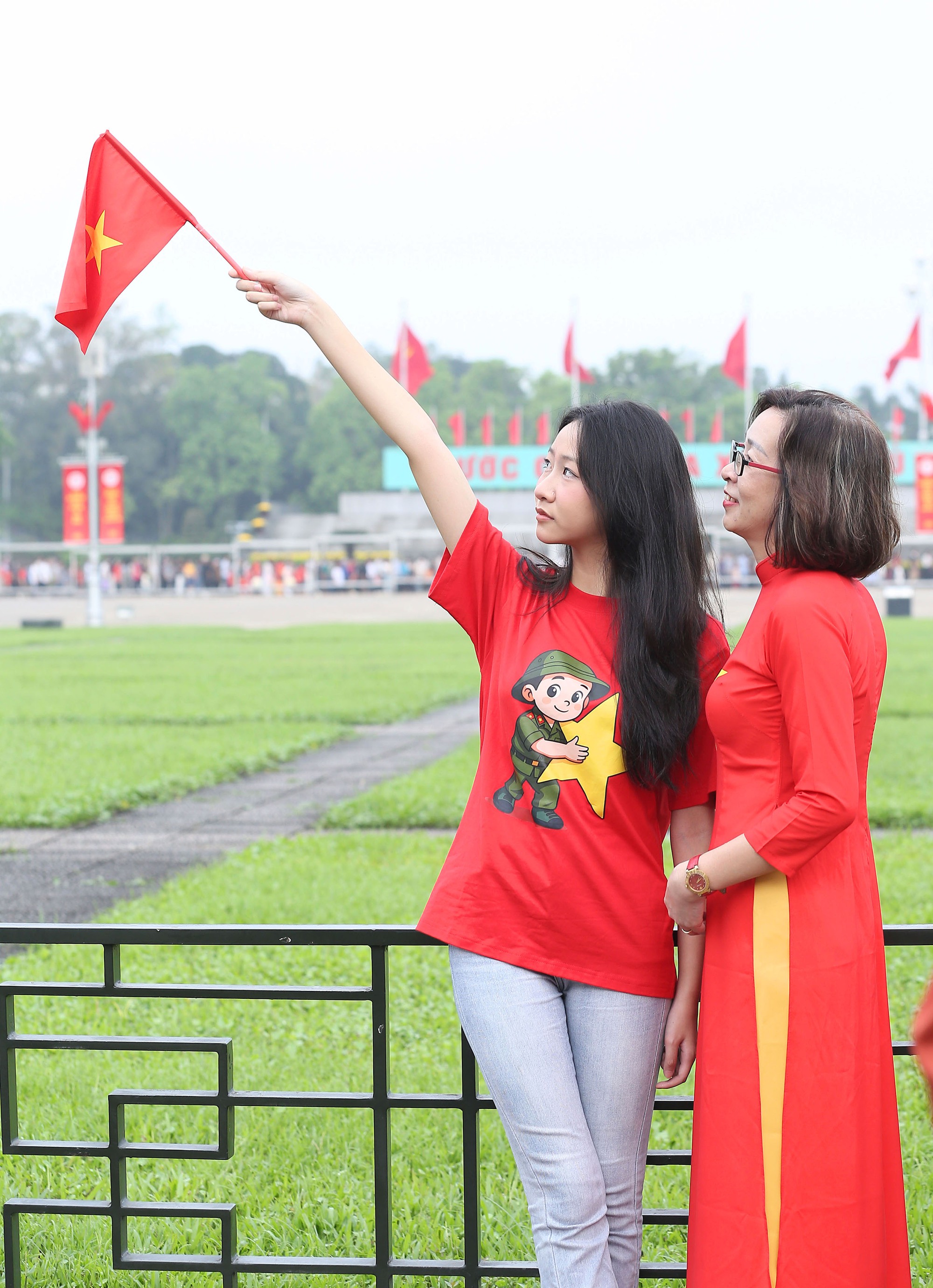 Tạm gác những chuyến du lịch xa, hàng trăm bậc phụ huynh đưa con về Lăng Bác trong ngày đại lễ 30/4 - Ảnh 3.