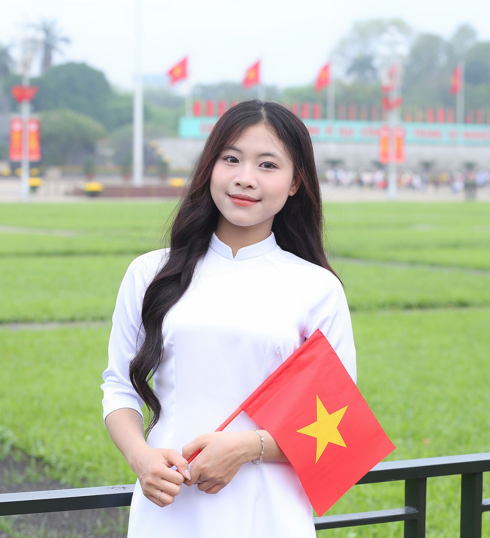 Tạm gác những chuyến du lịch xa, hàng trăm bậc phụ huynh đưa con về Lăng Bác trong ngày đại lễ 30/4 - Ảnh 10.