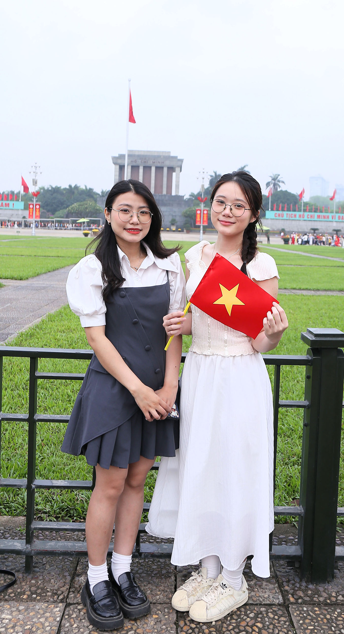 Tạm gác những chuyến du lịch xa, hàng trăm bậc phụ huynh đưa con về Lăng Bác trong ngày đại lễ 30/4 - Ảnh 12.