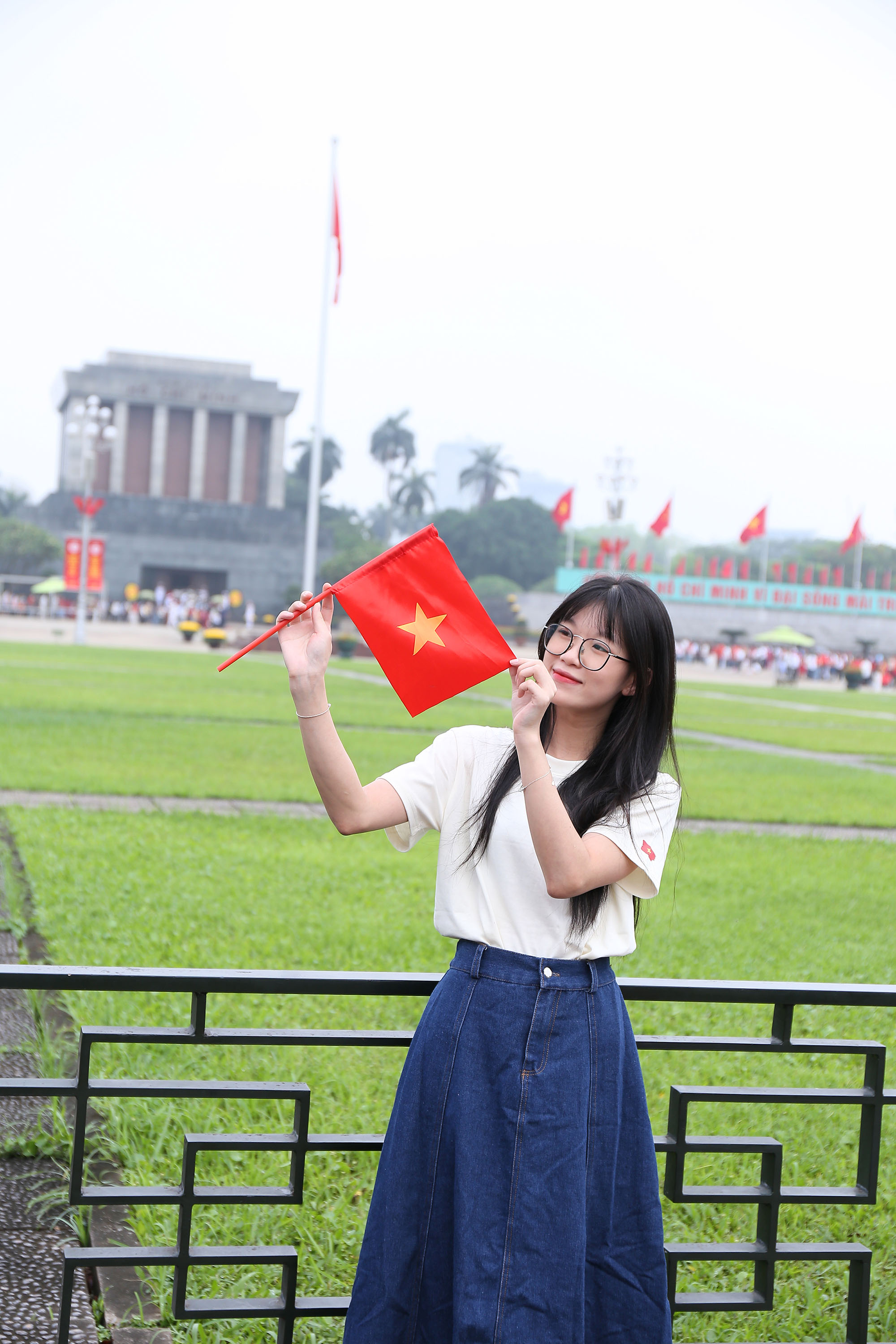 Tạm gác những chuyến du lịch xa, hàng trăm bậc phụ huynh đưa con về Lăng Bác trong ngày đại lễ 30/4 - Ảnh 4.