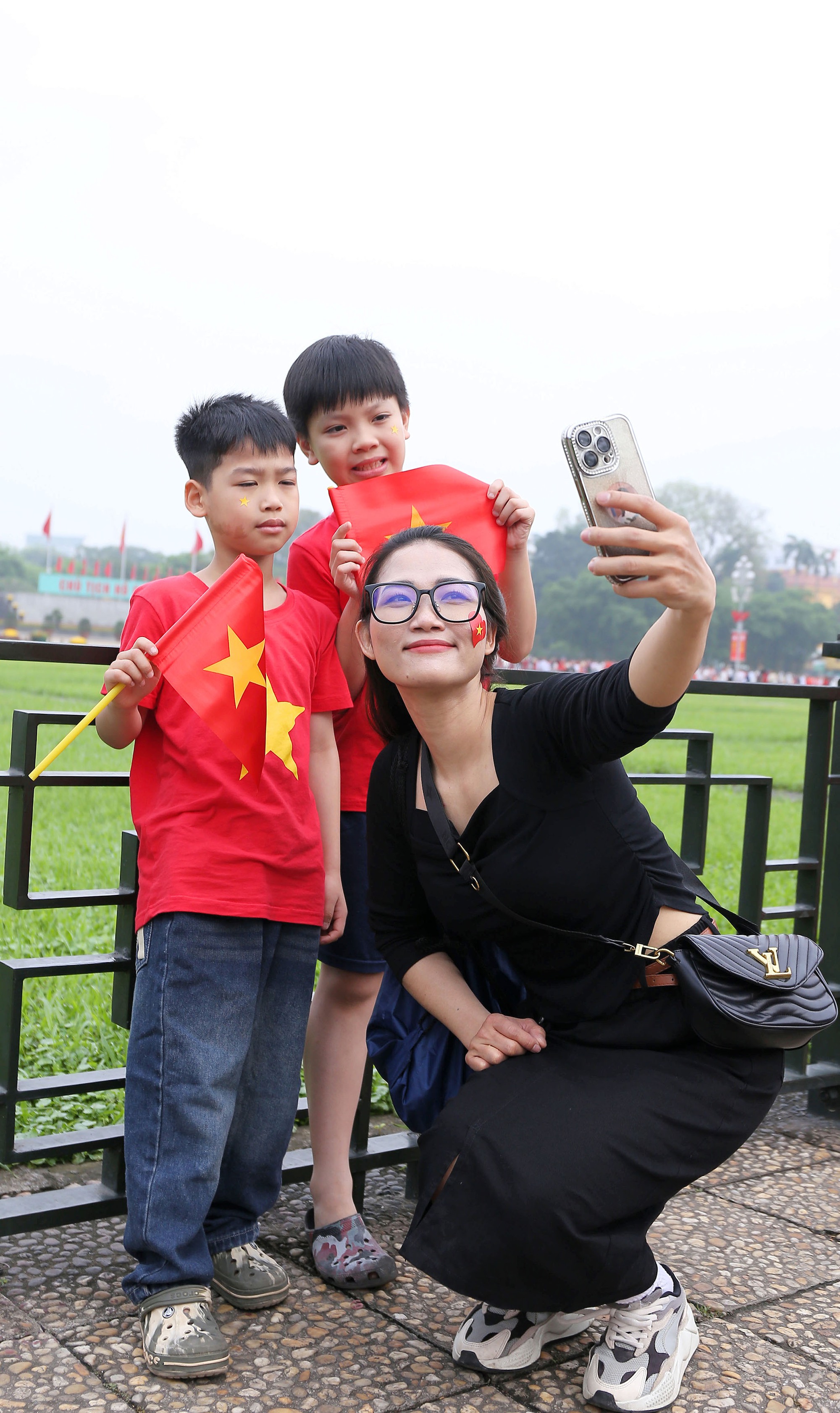 Tạm gác những chuyến du lịch xa, hàng trăm bậc phụ huynh đưa con về Lăng Bác trong ngày đại lễ 30/4 - Ảnh 6.