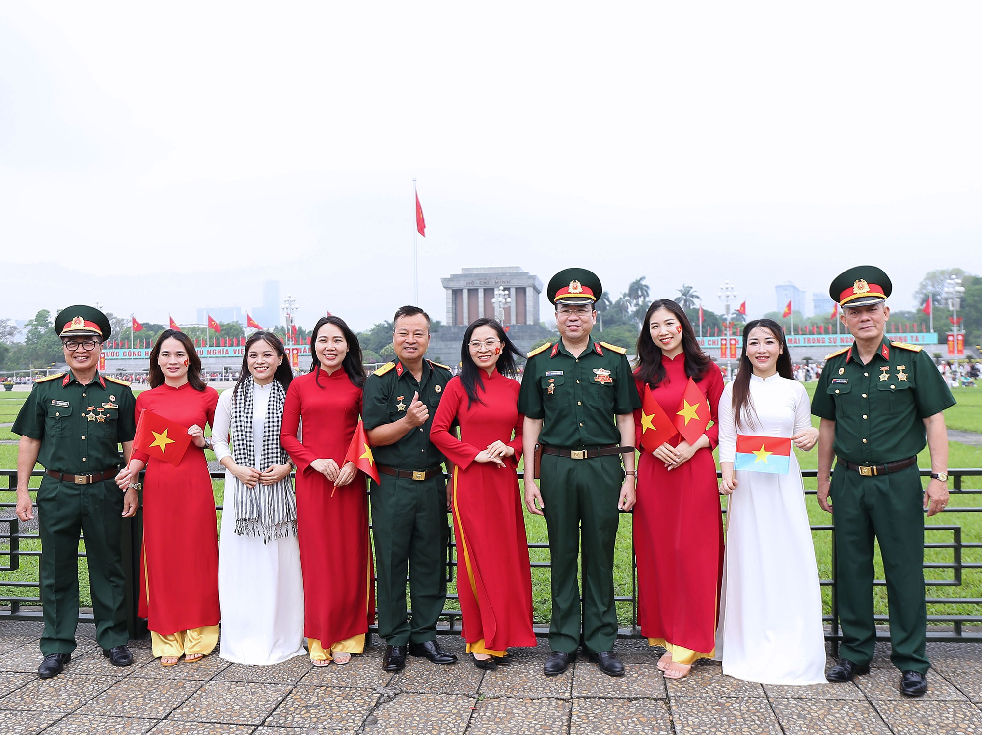 Tạm gác những chuyến du lịch xa, hàng trăm bậc phụ huynh đưa con về Lăng Bác trong ngày đại lễ 30/4 - Ảnh 5.