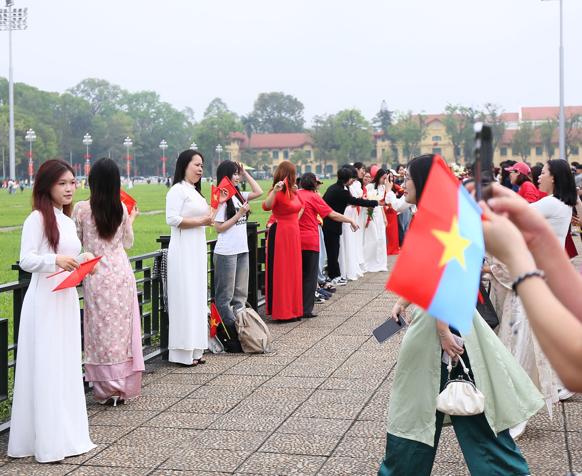 Tạm gác những chuyến du lịch xa, hàng trăm bậc phụ huynh đưa con về Lăng Bác trong ngày đại lễ 30/4 - Ảnh 7.