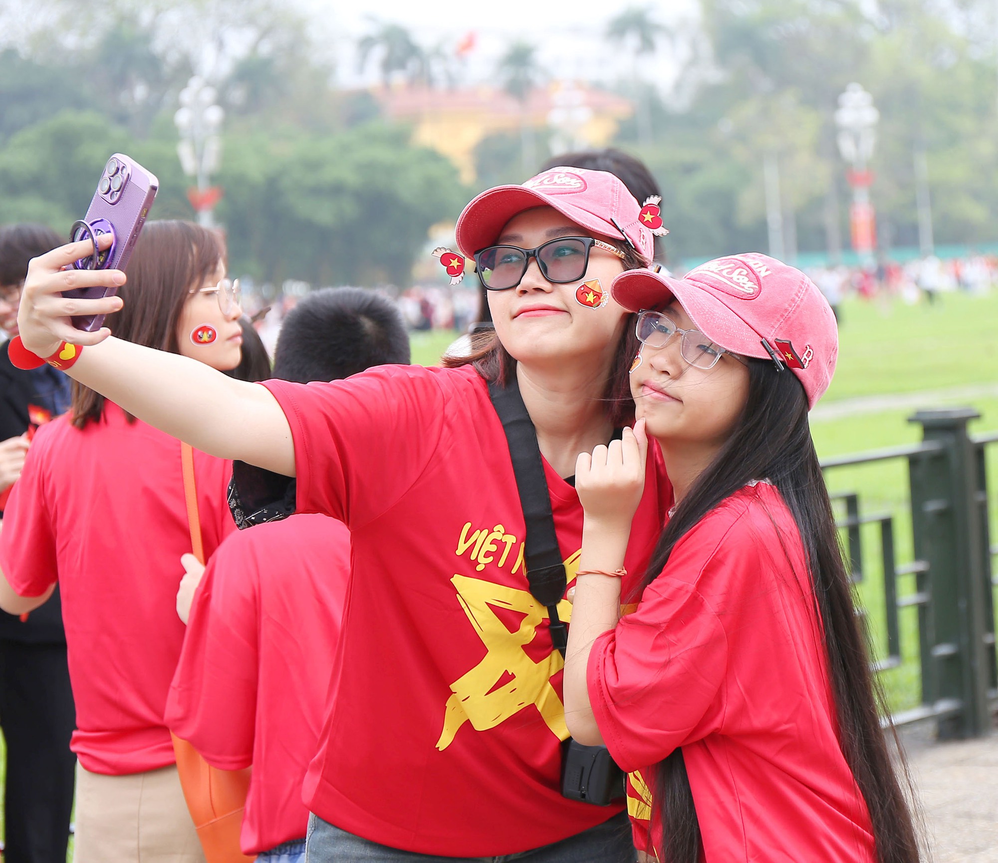 Tạm gác những chuyến du lịch xa, hàng trăm bậc phụ huynh đưa con về Lăng Bác trong ngày đại lễ 30/4 - Ảnh 13.