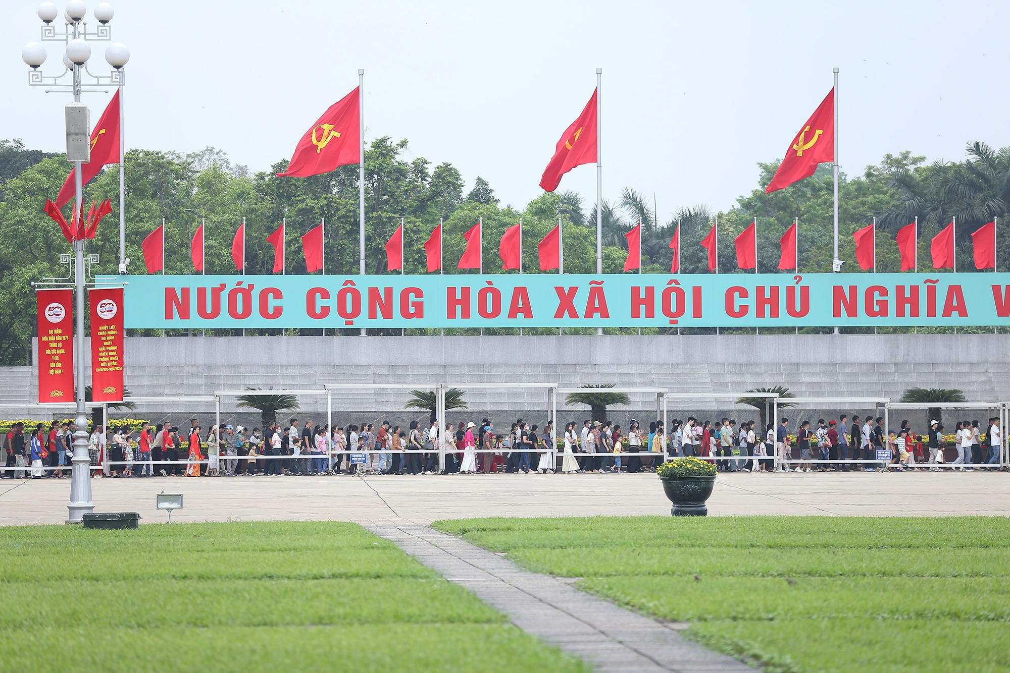 Tạm gác những chuyến du lịch xa, hàng trăm bậc phụ huynh đưa con về Lăng Bác trong ngày đại lễ 30/4 - Ảnh 2.