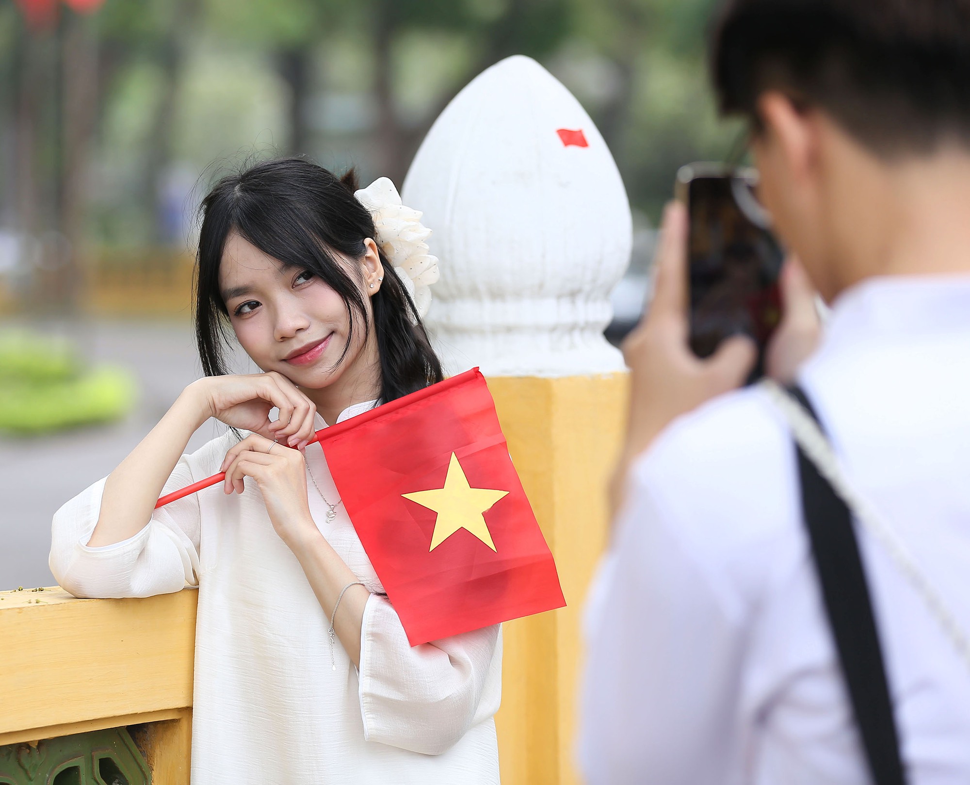 Tạm gác những chuyến du lịch xa, hàng trăm bậc phụ huynh đưa con về Lăng Bác trong ngày đại lễ 30/4 - Ảnh 11.