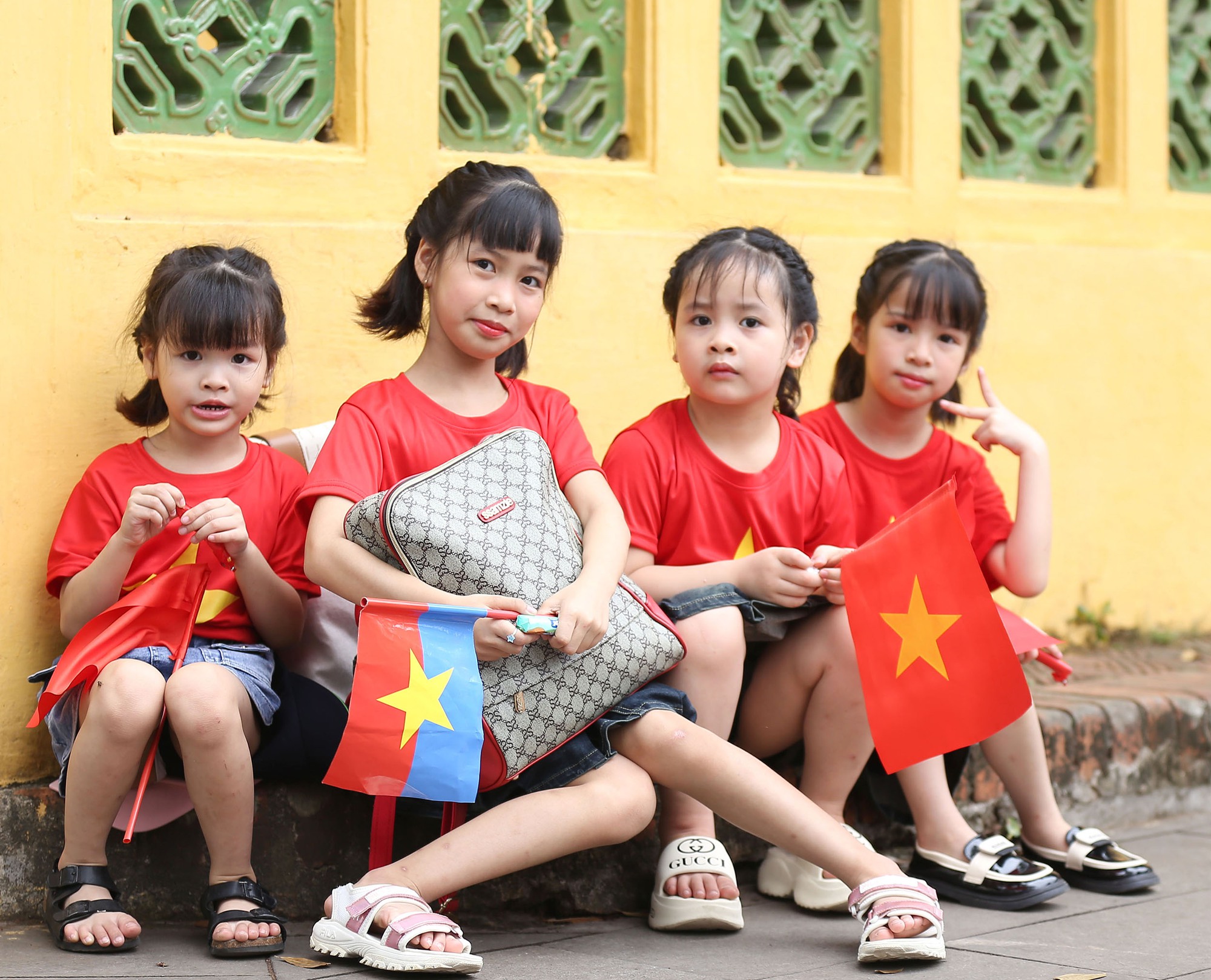 Tạm gác những chuyến du lịch xa, hàng trăm bậc phụ huynh đưa con về Lăng Bác trong ngày đại lễ 30/4 - Ảnh 14.