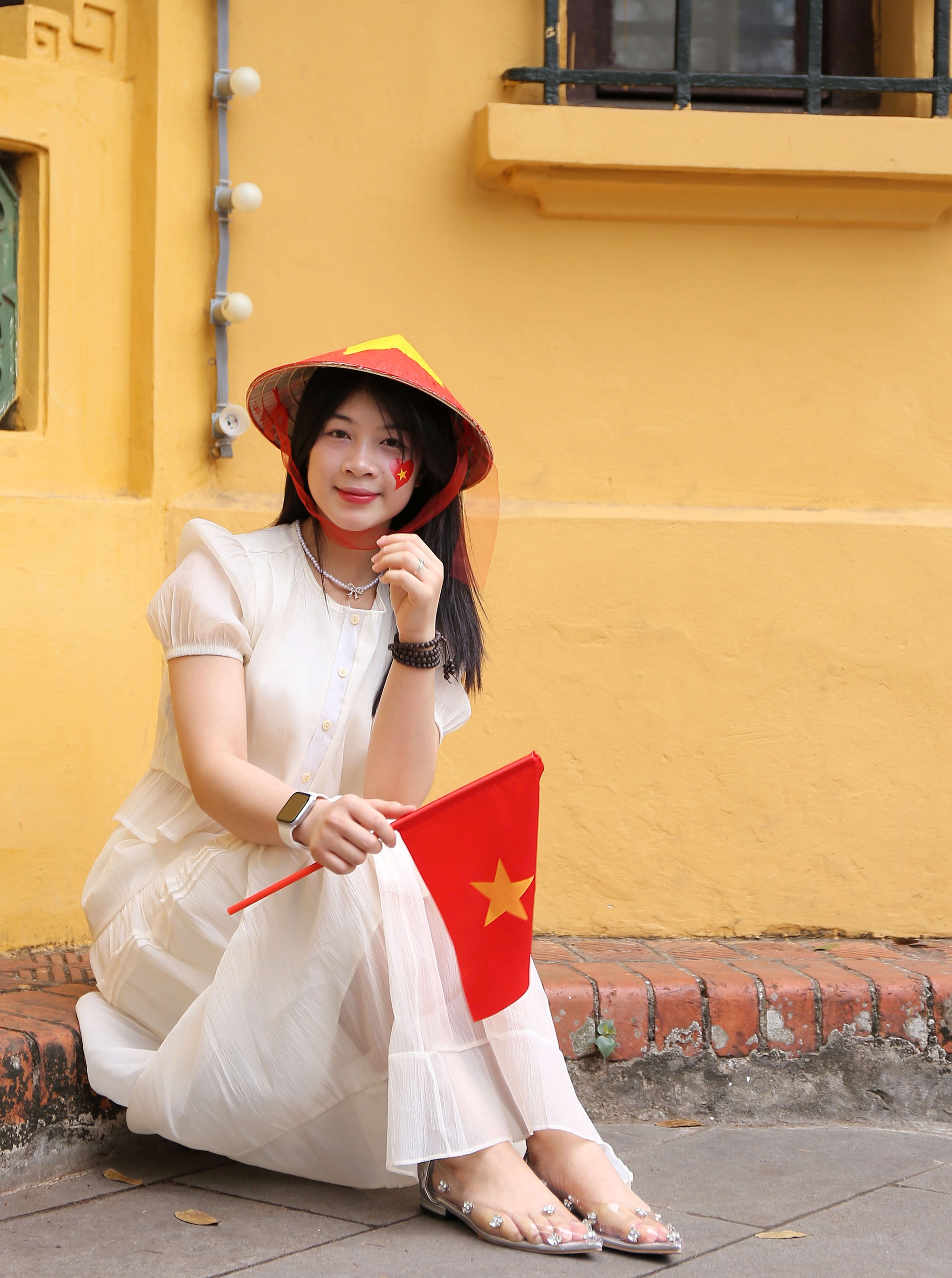 Tạm gác những chuyến du lịch xa, hàng trăm bậc phụ huynh đưa con về Lăng Bác trong ngày đại lễ 30/4 - Ảnh 8.