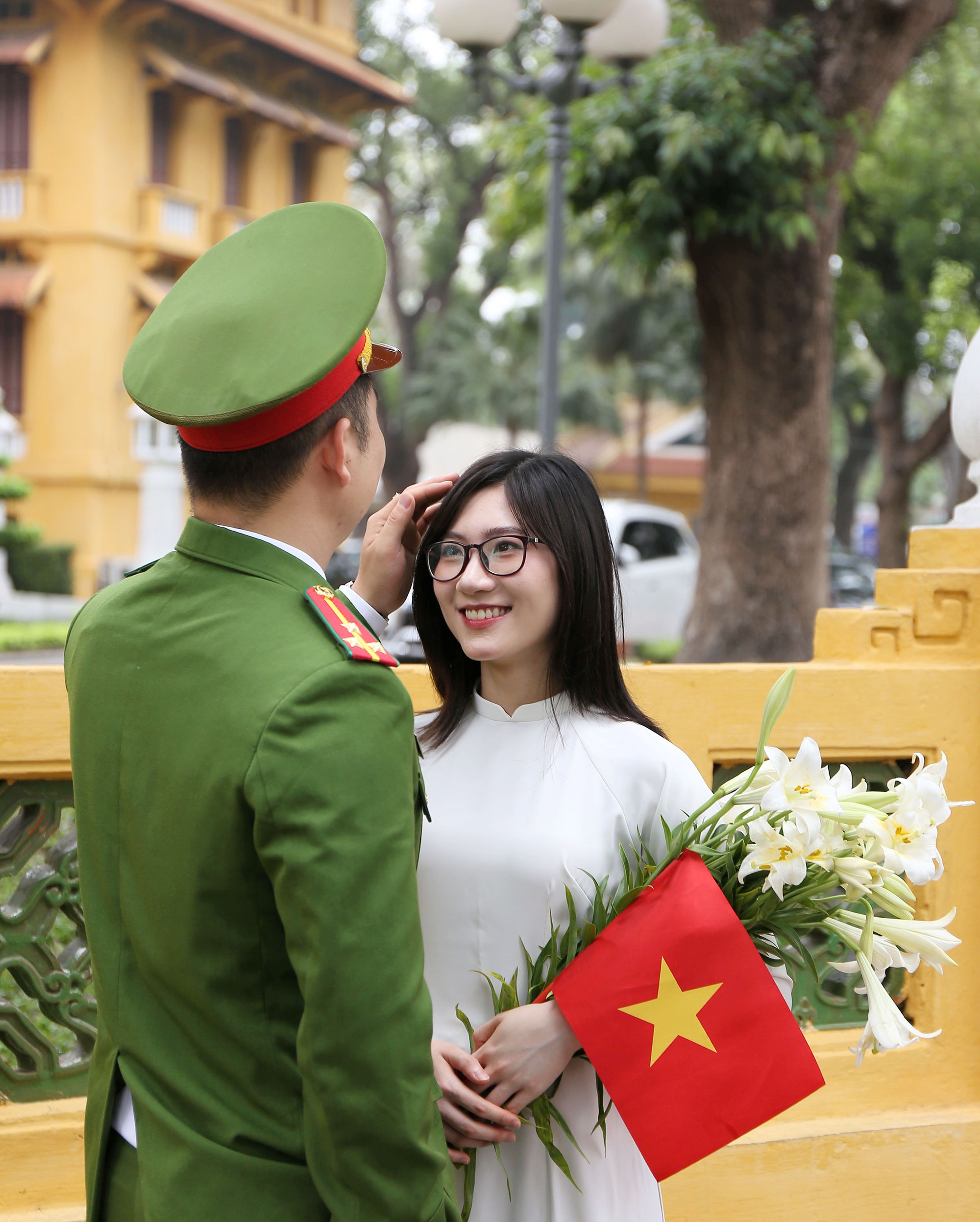 Tạm gác những chuyến du lịch xa, hàng trăm bậc phụ huynh đưa con về Lăng Bác trong ngày đại lễ 30/4 - Ảnh 18.