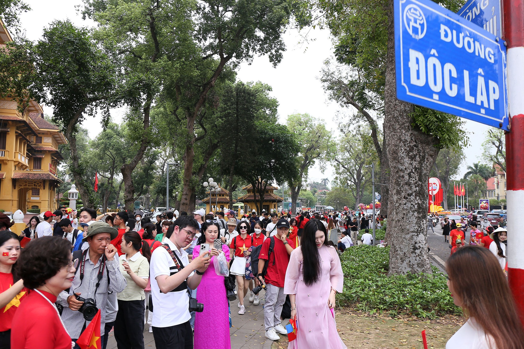 Tạm gác những chuyến du lịch xa, hàng trăm bậc phụ huynh đưa con về Lăng Bác trong ngày đại lễ 30/4 - Ảnh 16.