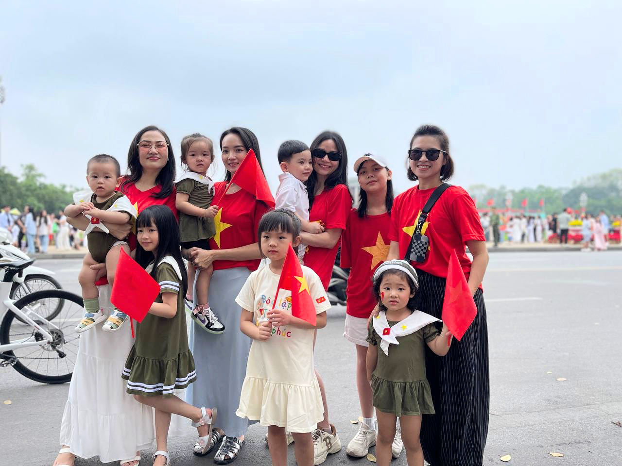 Tạm gác những chuyến du lịch xa, hàng trăm bậc phụ huynh đưa con về Lăng Bác trong ngày đại lễ 30/4 - Ảnh 15.