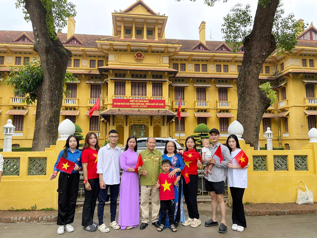 Tạm gác những chuyến du lịch xa, hàng trăm bậc phụ huynh đưa con về Lăng Bác trong ngày đại lễ 30/4 - Ảnh 17.