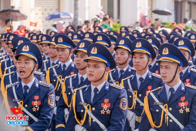 Đẹp sao cảnh tượng trùng trùng đoàn quân đi trong vòng tay nhân dân - Ảnh 20. Đẹp sao cảnh tượng trùng trùng đoàn quân đi trong vòng tay nhân dân - Ảnh 20.