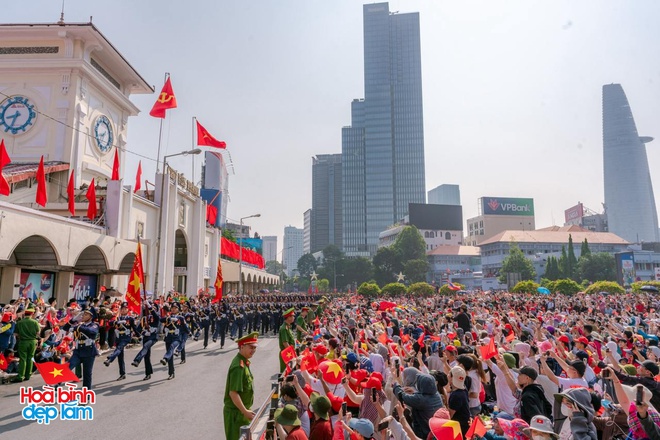 Đẹp sao cảnh tượng trùng trùng đoàn quân đi trong vòng tay nhân dân - Ảnh 16. Đẹp sao cảnh tượng trùng trùng đoàn quân đi trong vòng tay nhân dân - Ảnh 16.