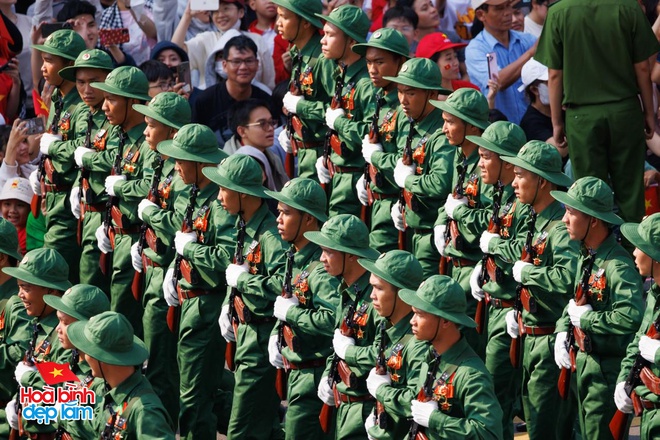 Đẹp sao cảnh tượng trùng trùng đoàn quân đi trong vòng tay nhân dân - Ảnh 5. Đẹp sao cảnh tượng trùng trùng đoàn quân đi trong vòng tay nhân dân - Ảnh 5.