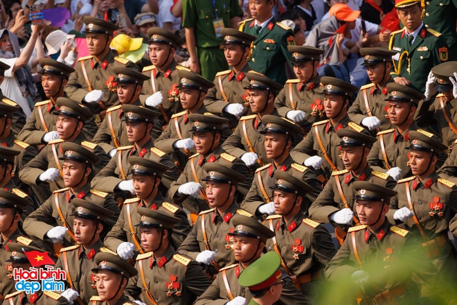 Đẹp sao cảnh tượng trùng trùng đoàn quân đi trong vòng tay nhân dân - Ảnh 4. Đẹp sao cảnh tượng trùng trùng đoàn quân đi trong vòng tay nhân dân - Ảnh 4.