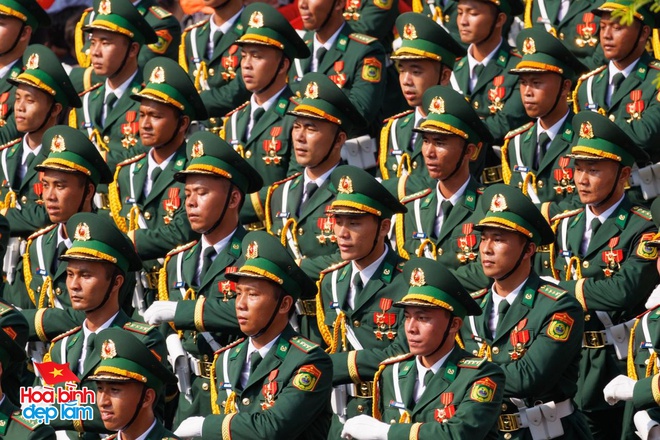 Đẹp sao cảnh tượng trùng trùng đoàn quân đi trong vòng tay nhân dân - Ảnh 26. Đẹp sao cảnh tượng trùng trùng đoàn quân đi trong vòng tay nhân dân - Ảnh 26.