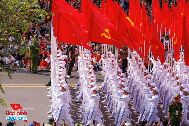 Đẹp sao cảnh tượng trùng trùng đoàn quân đi trong vòng tay nhân dân - Ảnh 1. Đẹp sao cảnh tượng trùng trùng đoàn quân đi trong vòng tay nhân dân - Ảnh 1.