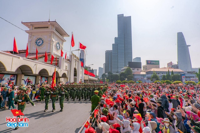 Đẹp sao cảnh tượng trùng trùng đoàn quân đi trong vòng tay nhân dân - Ảnh 15. Đẹp sao cảnh tượng trùng trùng đoàn quân đi trong vòng tay nhân dân - Ảnh 15.