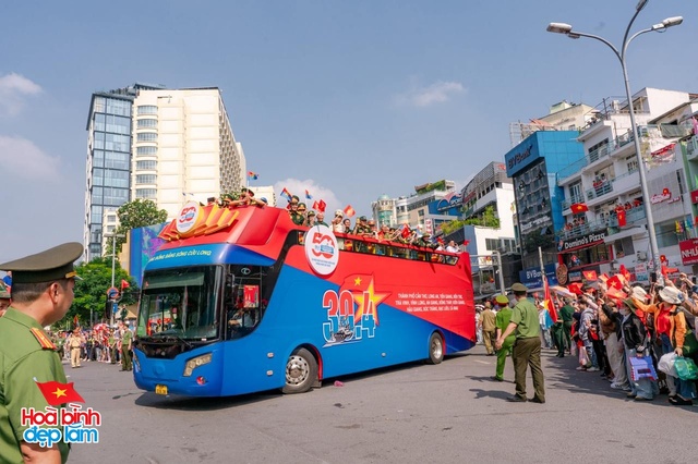 Đẹp sao cảnh tượng trùng trùng đoàn quân đi trong vòng tay nhân dân - Ảnh 18. Đẹp sao cảnh tượng trùng trùng đoàn quân đi trong vòng tay nhân dân - Ảnh 18.
