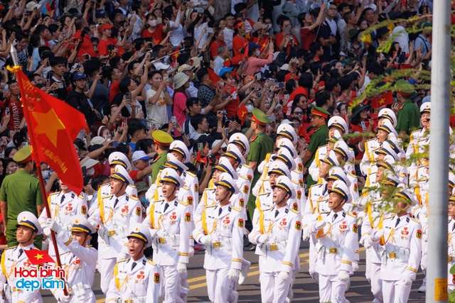Đẹp sao cảnh tượng trùng trùng đoàn quân đi trong vòng tay nhân dân - Ảnh 13. Đẹp sao cảnh tượng trùng trùng đoàn quân đi trong vòng tay nhân dân - Ảnh 13.