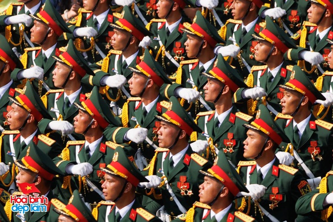 Đẹp sao cảnh tượng trùng trùng đoàn quân đi trong vòng tay nhân dân - Ảnh 24. Đẹp sao cảnh tượng trùng trùng đoàn quân đi trong vòng tay nhân dân - Ảnh 24.