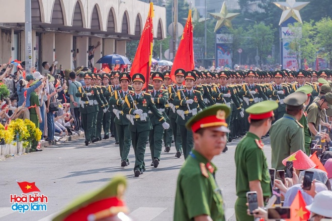 Đẹp sao cảnh tượng trùng trùng đoàn quân đi trong vòng tay nhân dân - Ảnh 17. Đẹp sao cảnh tượng trùng trùng đoàn quân đi trong vòng tay nhân dân - Ảnh 17.