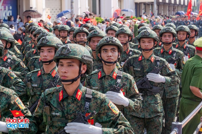 Đẹp sao cảnh tượng trùng trùng đoàn quân đi trong vòng tay nhân dân - Ảnh 21. Đẹp sao cảnh tượng trùng trùng đoàn quân đi trong vòng tay nhân dân - Ảnh 21.
