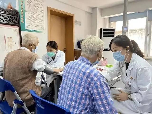 4 thay đổi ở ngón tay có thể là dấu hiệu ung thư phổi, hãy đi khám ngay! - Ảnh 1. 4 thay đổi ở ngón tay có thể là dấu hiệu ung thư phổi, hãy đi khám ngay! - Ảnh 1.