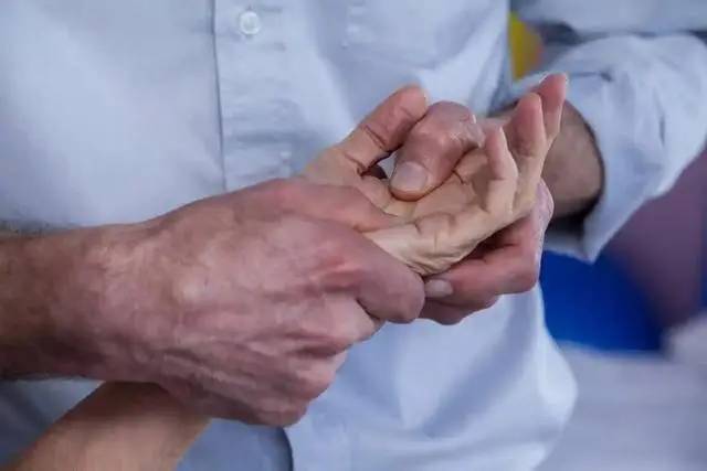 4 thay đổi ở ngón tay có thể là dấu hiệu ung thư phổi, hãy đi khám ngay! - Ảnh 4. 4 thay đổi ở ngón tay có thể là dấu hiệu ung thư phổi, hãy đi khám ngay! - Ảnh 4.