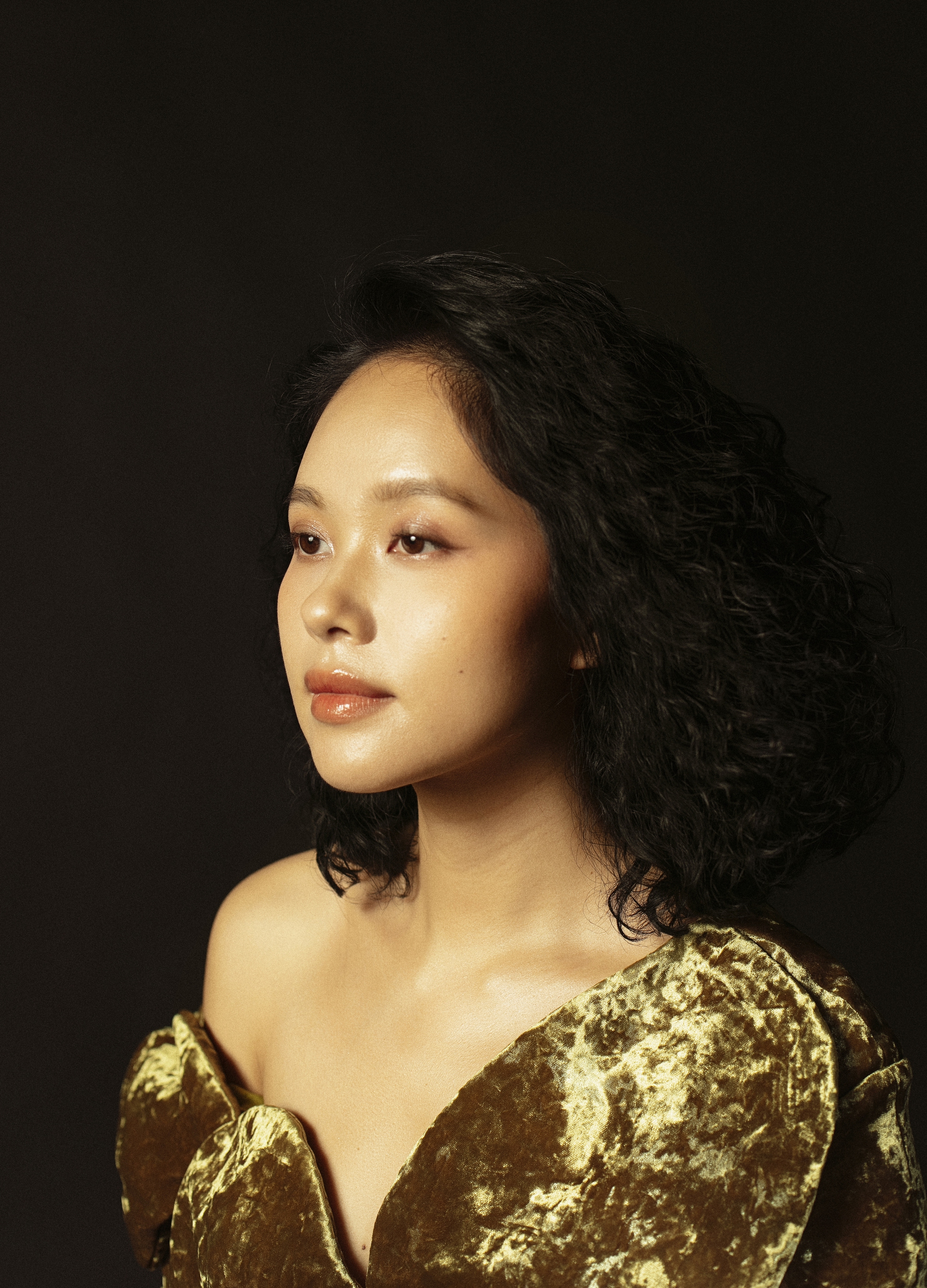 Á quân Vietnam Idol 2012 - Hoàng Quyên khoe trọn vẹn vẻ gợi cảm trong bộ ảnh tuổi 33 - Ảnh 4. Á quân Vietnam Idol 2012 - Hoàng Quyên khoe trọn vẹn vẻ gợi cảm trong bộ ảnh tuổi 33 - Ảnh 4.
